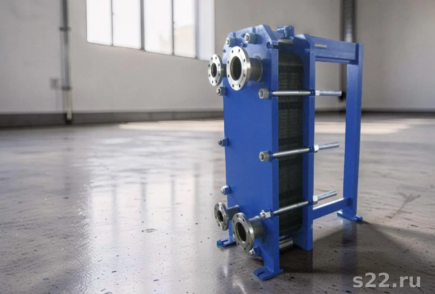 Синий разборный пластинчатый теплообменник с фланцами в цехе